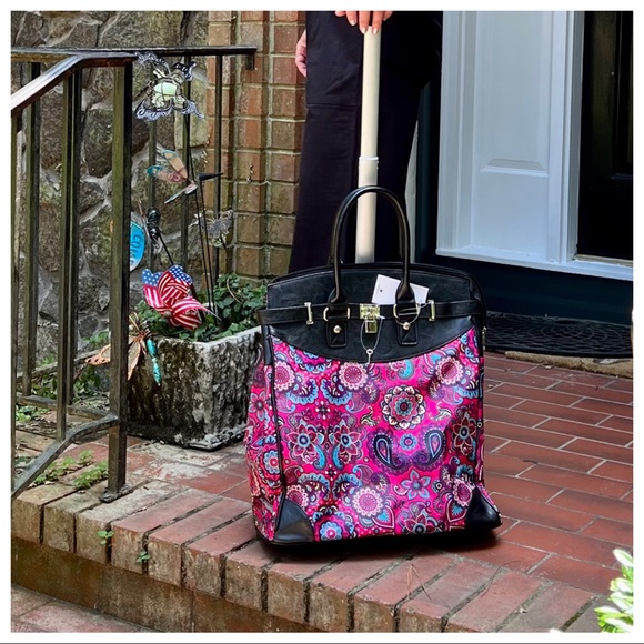 The Perfect Must Have Chic Stylish Travel Roll Bag - Picture 6 of 10